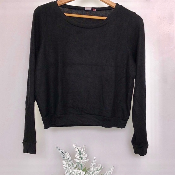 Make + Model Sweaters - Black long sleeve cropped sweater